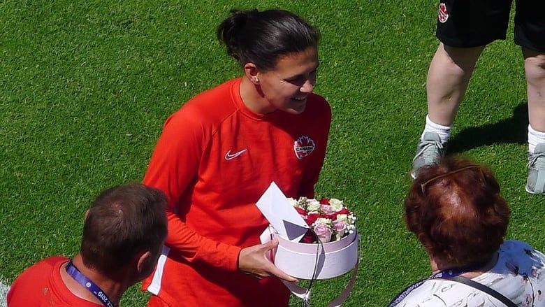 احتفال سنكلير بعيد ميلادها