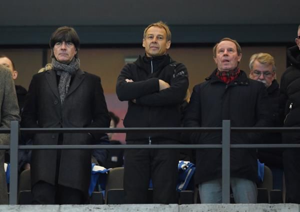 بيرتي فوجتس (يمينًا) مع كلينسمان ولوف