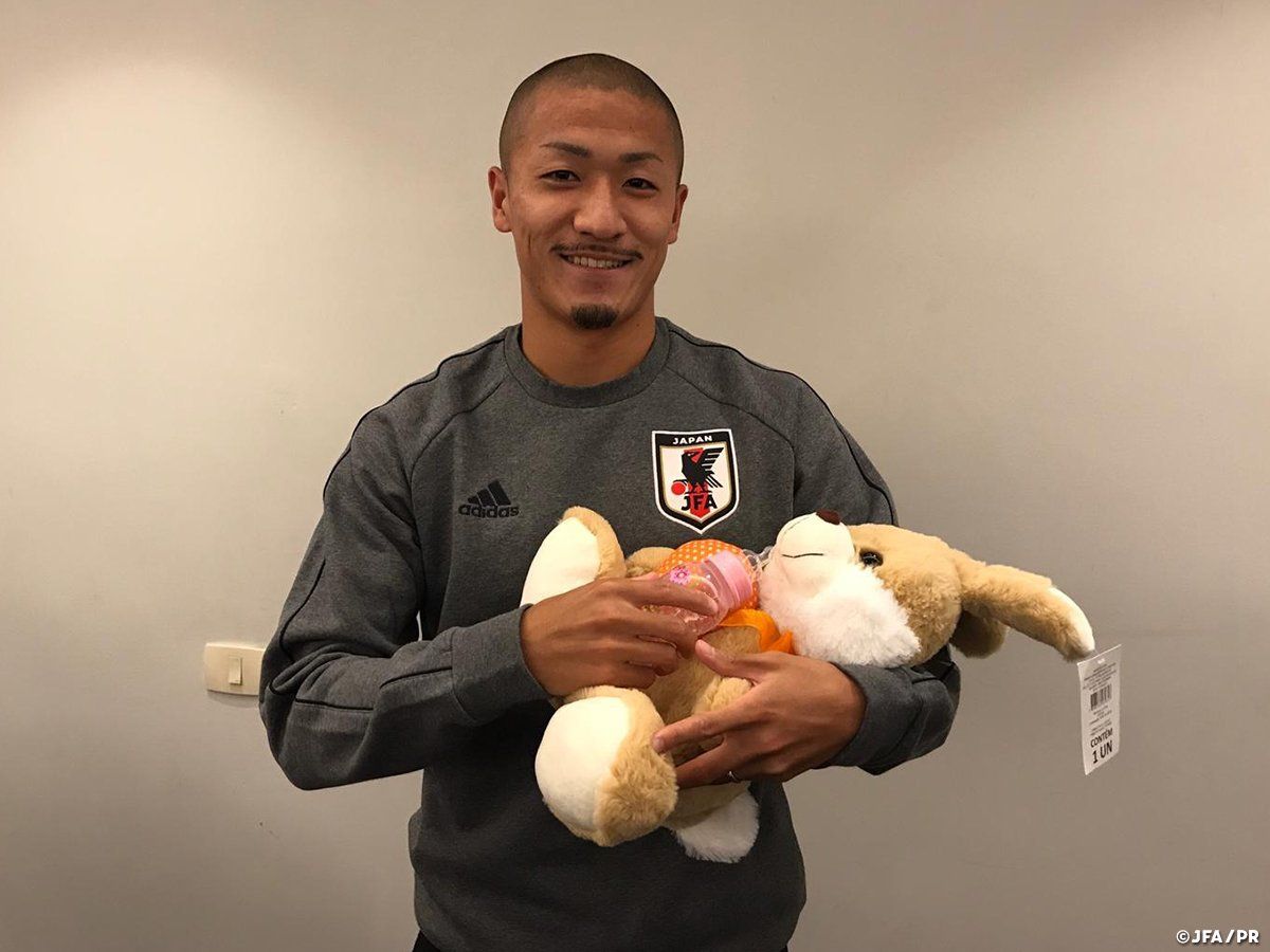 احتفال دايزن مايدا بقدوم مولودته بمقر المنتخب في ساوباولو