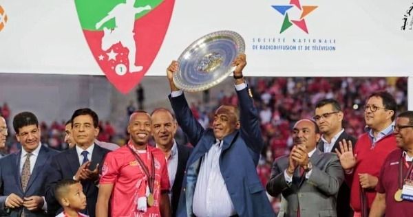 الناصيري يحمل درع الدوري المغربي 