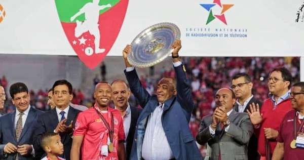 الناصيري يحمل درع الدوري المغربي 