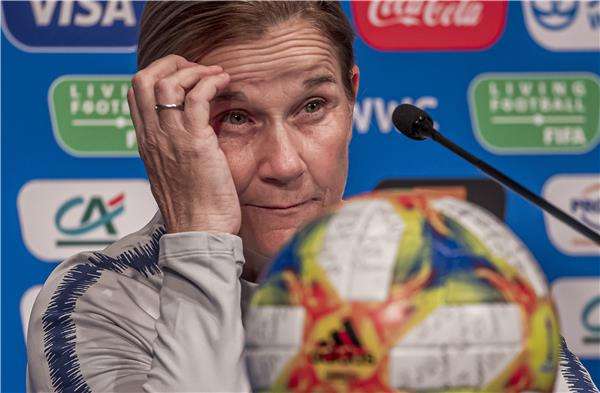 جيل إيليس في المؤتمر الصحفي