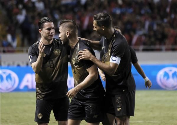 فرحة لاعبي كوستاريكا