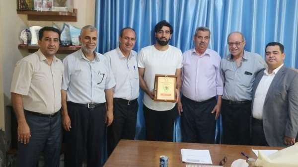 من تكريم اللاعب