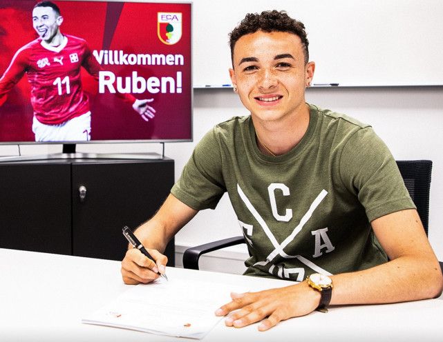 جانب من إمضاء العقد