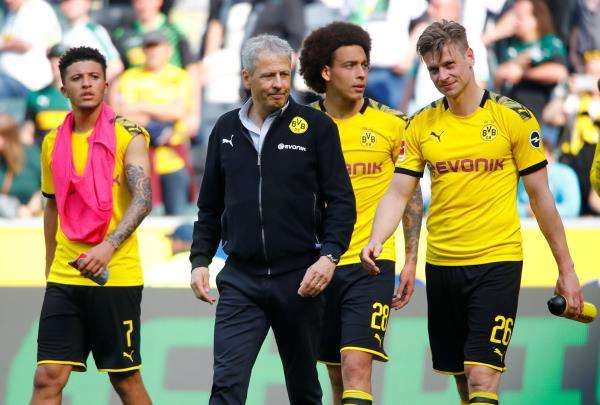 فافر مع لاعبي دورتموند