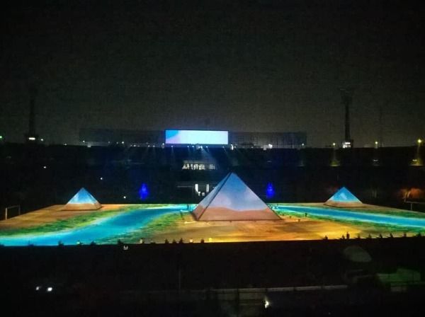  الأهرامات حاضرة في الافتتاح