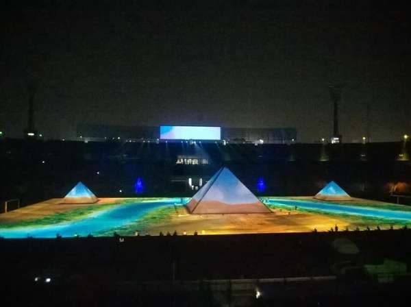 الأهرامات حاضرة في الافتتاح