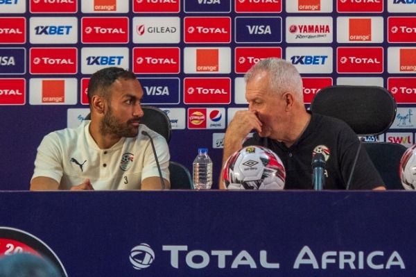 المحمدي مع أجيري خلال المؤتمر الصحفي