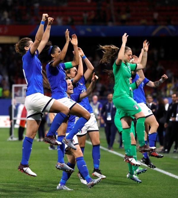 احتفال لاعبات إيطاليا بالتأهل 