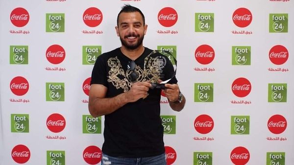 بن شريفية مع الجائزة