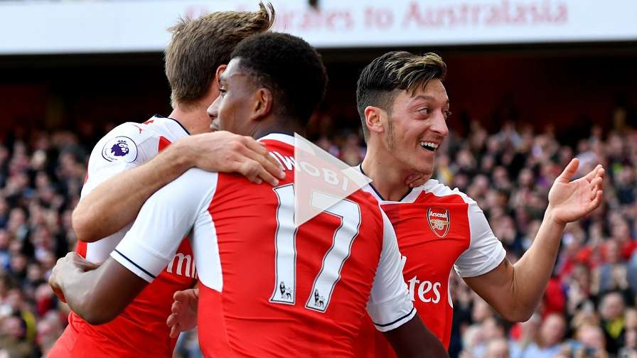 إيوبي مع لاعبي آرسنال