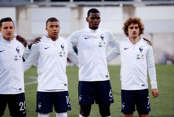 جريزمان مع لاعبي منتخب فرنسا