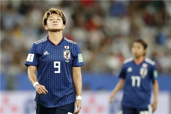 يويكا سوجاساوا بعد الخسارة من إنجلترا