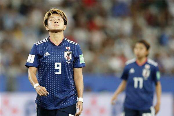 يويكا سوجاساوا بعد الخسارة من إنجلترا