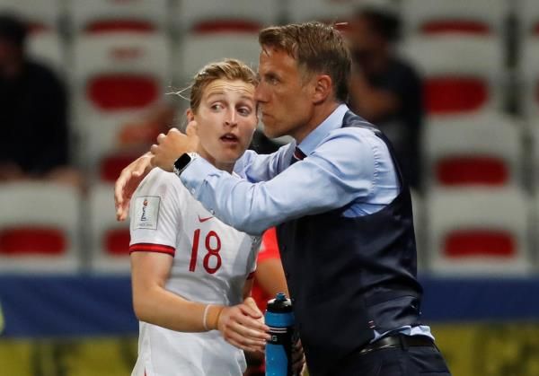 فيل نيفيل في لقاء اليابان وإنجلترا