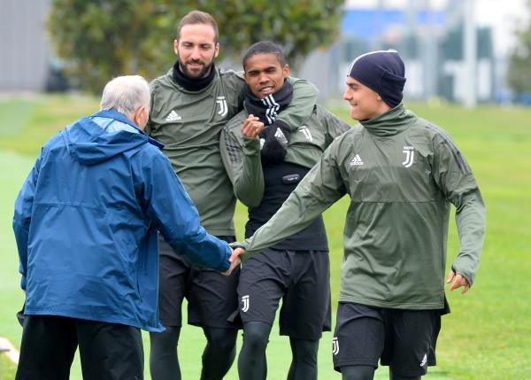 هيجواين مع لاعبي اليوفي