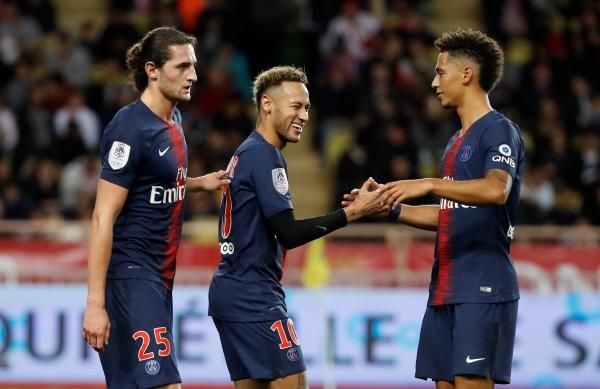 رابيو مع لاعبي سان جيرمان