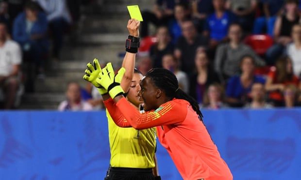 الحارسة النيجيرية تشياماكا نادوزي في لقاء فرنسا