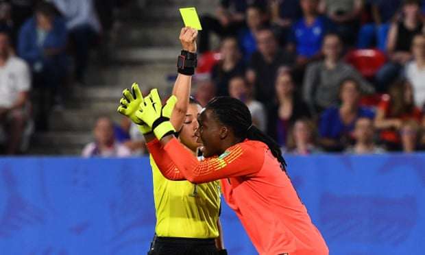 الحارسة النيجيرية تشياماكا نادوزي في لقاء فرنسا