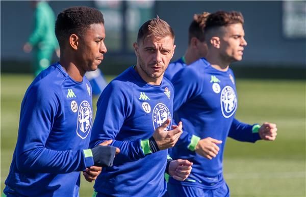 جونيور فيربو مع لاعبي ريال بيتيس