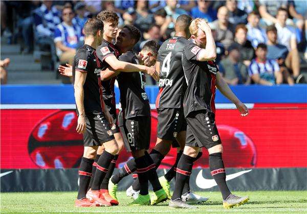 هافيرتز مع لاعبي باير ليفركوزن