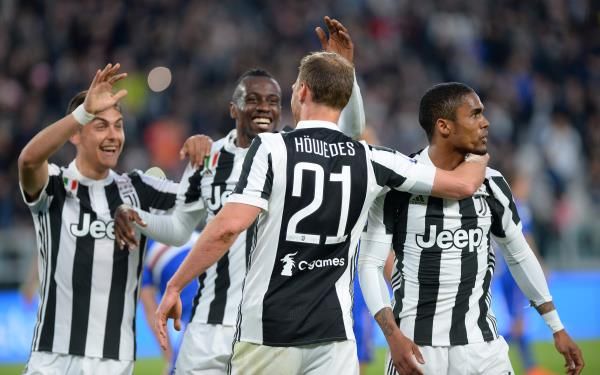 ديبالا وكوستا مع لاعبي يوفنتوس