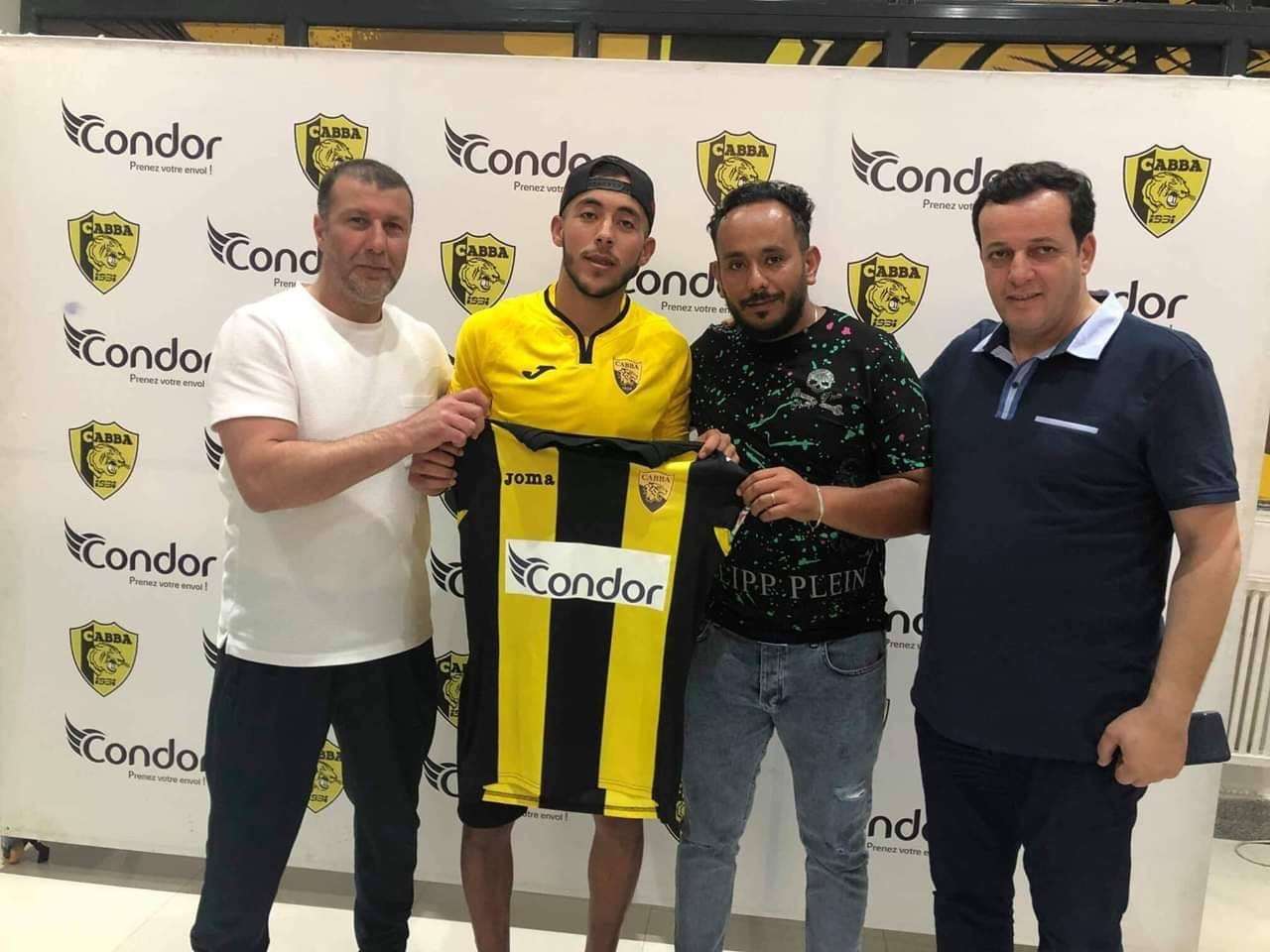 بلمختار خلال التوقيع