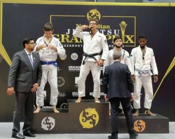 من تتويج الرشيد بالذهب