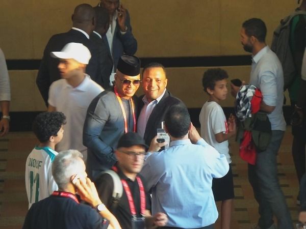 الحاجي ضيوف مع المعجبين قبل دخول الملعب