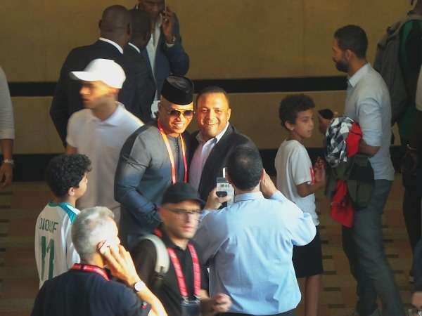 الحاجي ضيوف مع المعجبين قبل دخول الملعب