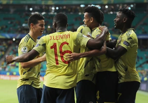 فرحة لاعبي كولومبيا 