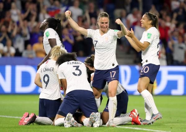 فرحة لاعبات منتخب فرنسا 