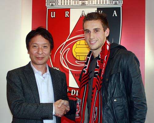 مدير الفريق السيد كويتشي هاشيراتاني ( يسار ) 