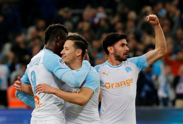 فلوريان توفان مع لاعبي مارسيليا