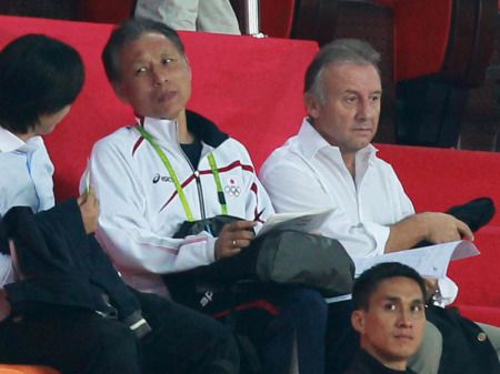 زاكيروني ( يمين ) يتابع مباراة اليابان والصين في مدينة غوانغزهو الصينية