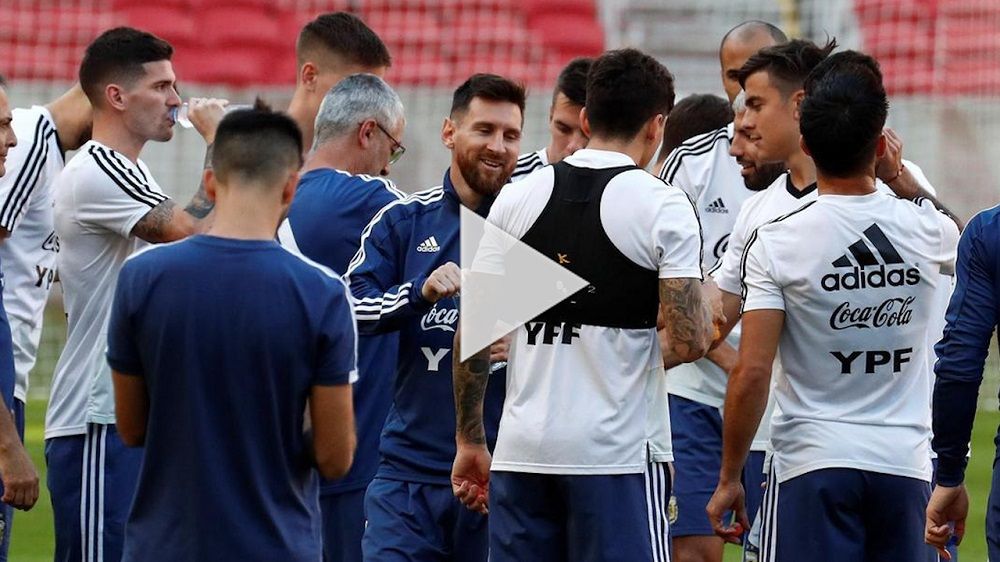 ميسي مع لاعبي الأرجنتين