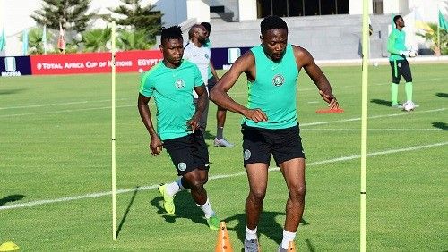  صامويل كالو (في الخلف)