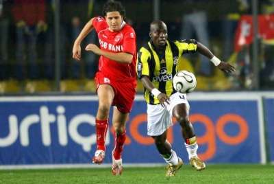 ستيفان أبياه (على اليمين)