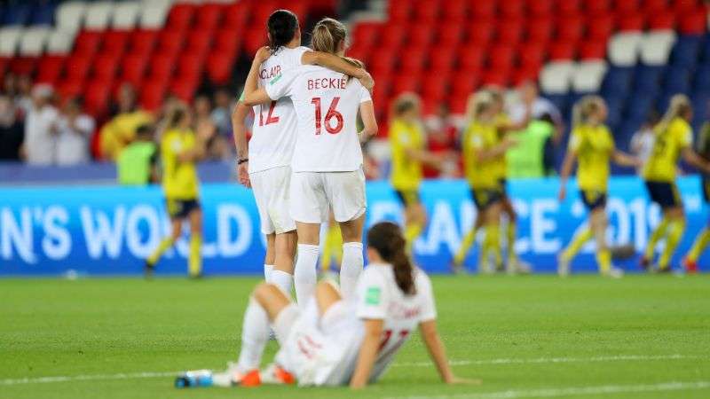 بيكي وسنكلير بعد الخسارة من السويد