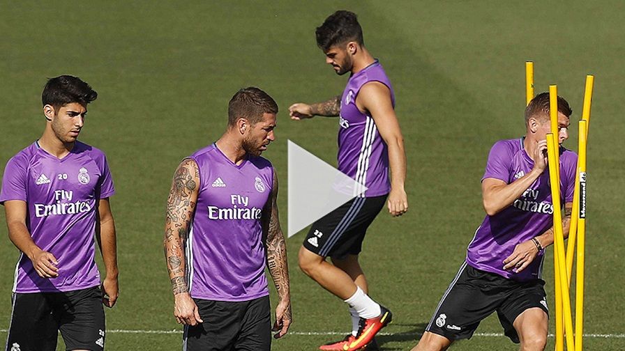 أسينسيو مع لاعبي ريال مدريد