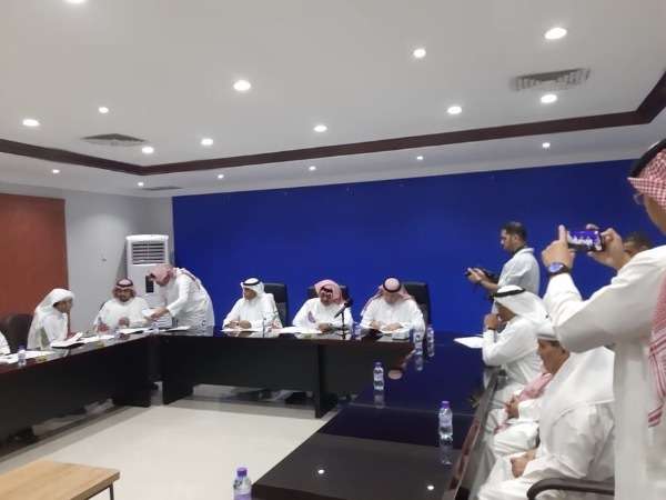 جانب من التوقيع