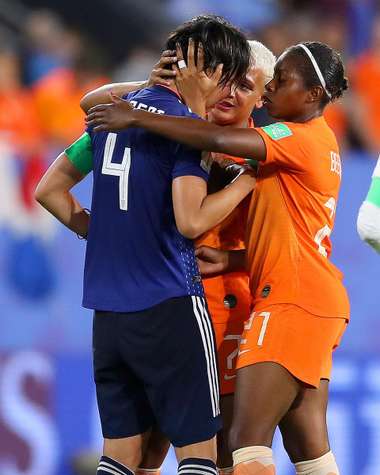 لاعبات منتخب هولندا مع المدافعة اليابانية كوماجاي