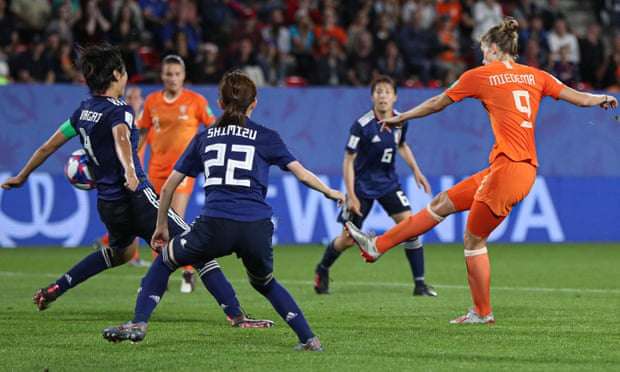 الكرة التي لمست اليابانية كوماجاي في لقطة أثارت الجدل