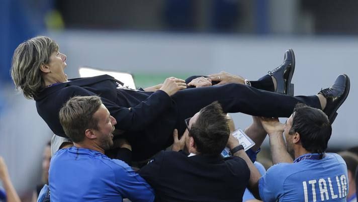 احتفال المدربة بيرتوليني بعد الفوز على الصين