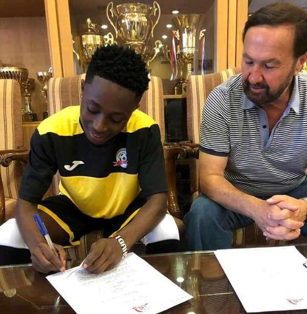 جانب من التوقيع