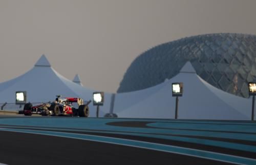 2010-11-12t154758z_01_yas14_rtridsp_3_motor-racing-prix_reuters
