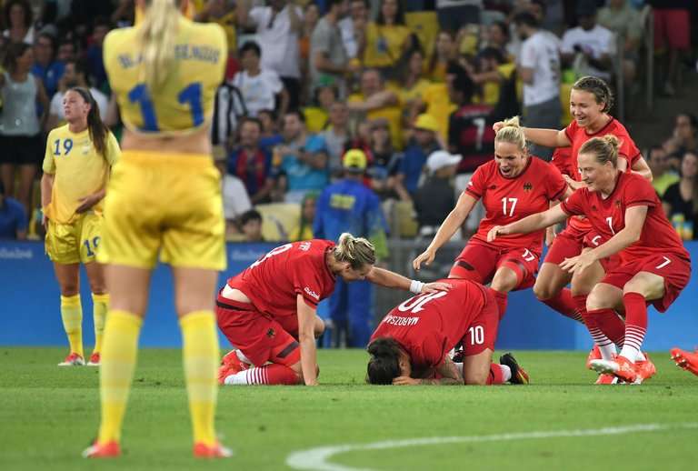 لاعبات ألمانيا بعد الانتصار على السويد في نهائي أولمبياد ريو 2016