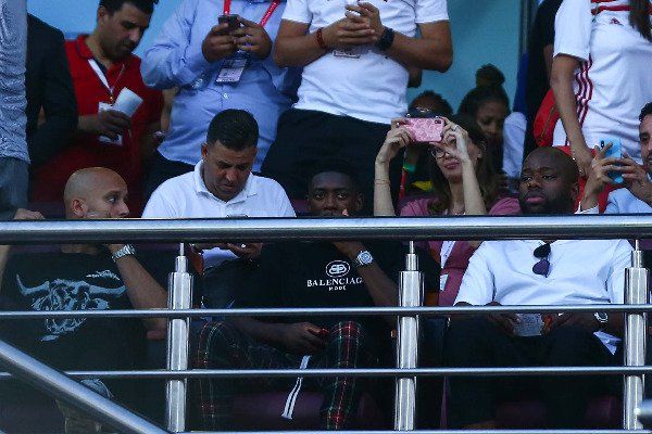 ديمبلي يتابع المباراة - تصوير: أحمد عواد