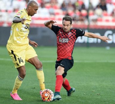 حسن أمين (يسار)